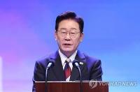 (LEAD) Lee proposes dialogue with N. Korea to officially end Korean War, halt Pyongyang's nuclear program