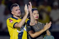 Thousands of fans support Dutch soccer player after death of daughter
