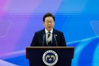 South Korean leader seeks peace talks with North