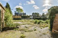 Homeowner Says New Neighbors Spent Weeks Quietly Renovating Their First House, Then Let the Yard Grow Into a Three-Foot-Tall Weed Jungle