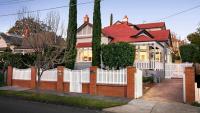 Family makes bold bid to win $2,375,000 Essendon home at auction