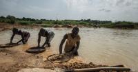 Diamond Giant De Beers up for Sale Amid Blood-Diamond Legacy