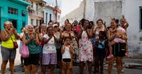In Cienfuegos, they sing a bombochíe to the Electric Company and the networks explode: "What are they celebrating?"