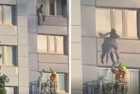 Terrifying moment as woman jumps from 11th floor to escape building fire in Berlin