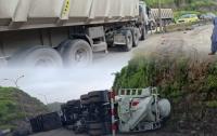 Oman traffic alert: Three trucks overturn on Aqabat Al Yasmin, disrupt traffic toward Salalah
