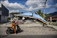 Indonesia: Thousands await aid after quake kills 53 people