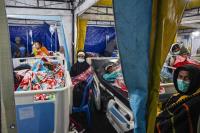 Evacuees await aid after Indonesia quake
