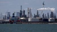 Oil gains hold as Hormuz supply risks rise amid dimming US-Iran peace hopes