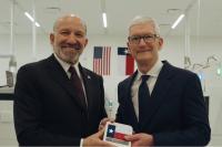 Lutnick Says Trump Administration Told Apple It Opposes Buying Chinese Memory Chips