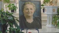 Rhoda Wise, a housewife from Ohio and a mystic with stigmata, near the altars