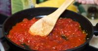 Italian granny's 5-ingredient tomato pasta sauce recipe is ready in under 20 minutes