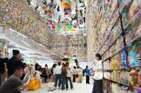 China turns shopping into immersive experience
