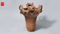 A 5,000-year-old Japanese pot preserved in New York has a rim that looks like rising flames, showcasing Jōmon craftsmanship