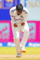 Sri Lanka holds on as India pushes for victory