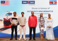 Students receive US$1 000 from King
