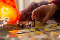 Den Theatre Chicago Blends Tarot Readings With Live Improv Comedy