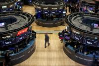 Global Stocks Face Late-Week Pressure Despite Strong Equity Fund Inflows