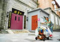 China investigates comedian who altered song onstage