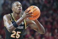 Mitchell announces commitment to Kentucky for fifth season in college