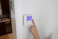 New Jersey tenant says thermostat keeps jumping to 80 degrees, and AC cuts out when landlord leaves
