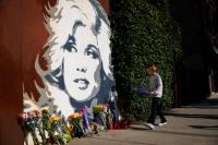 Chicagoans mourn death of Dolly Parton: ‘How do we go back to normal?’