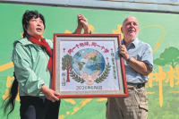 Gift exchange highlights duo's long-lasting green drive and friendship