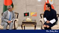 Bhutanese king makes brief stopover in Dhaka, meets president at airport