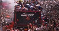 Thousands paint the town red in La Tomatina food fight