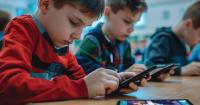WA governor lays groundwork to ban cellphones in public schools