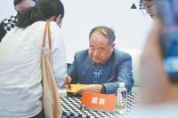 Renowned author sparks frenzy at book fair