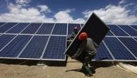 Solar surge prompts calls to rethink long-term LNG contracts
