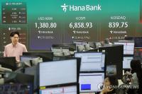 Seoul stocks down late Fri. morning despite tech rally on Wall Street