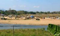 Over 2,000 Displaced Civilians Trapped Near Thai Border as Clashes Escalate in Southern Myawaddy