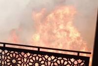 Wildfire flames surround home in Algeria
