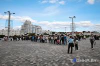 Minsk residents lined up in a long queue for Uzbek melons PHOTOS