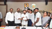 Kin of 2 fishermen from Mayiladuthurai shot dead by pirates in Saudi Arabia get ₹10 lakh each