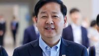 Finance minister calls off departure for G20 meeting after successor is named, then reverses course