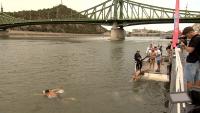 Nearly one thousand people swim across Danube in Budapest for first crossing in six years