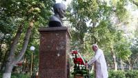 PM pays tribute to Lal Bahadur Shastri in Tashkent, plants tree with Uzbek President