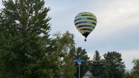Hot air balloon descends on Delaware County neighborhood