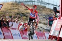 Mas wins Vuelta 9th stage to extend lead