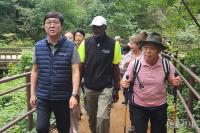 Culture Minister Hikes Bukhansan With French Trekkers
