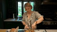 Woman spreads joy in Chicago neighborhood through homemade cookies