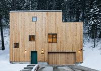 Mattaforma’s creative retreat in a Utah forest offers knotty, cedar-board workspace with a view