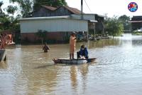 Mekong Flooding Leaves Thousands of Cambodian Families Waiting to Go Home