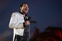 Music legend, 77, hospitalized in ICU after troubling moment on stage