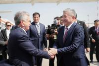  Uzbek President Shavkat Mirziyoyev and his wife arrive in Kyrgyzstan