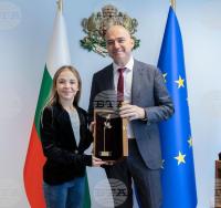 World Champion Stiliana Nikolova Receives "Golden Rose" from Tourism Minister Ilin Dimitrov