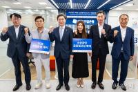 FSC Chief Inspects Small-Business Credit Scoring Pilot