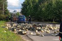 Van with Melons Overturns in Minsk's Uruchcha - PHOTO FACT
